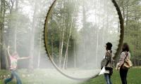 Olafur Eliassons skulptur 'Vær i Vejret' indhyller sine omgivelser i tåge.